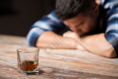 酒精中,酒精成瘾人的男酒精与杯威士忌躺桌子上晚上睡觉晚上桌子上喝了杯酒的醉汉背景图片