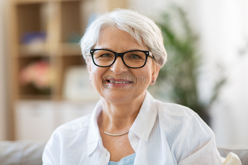 视觉,龄人的幸福的老妇女戴眼镜的肖像戴眼镜的快乐高级女人的肖像图片