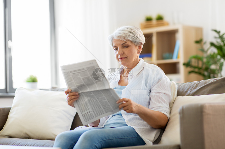 龄人的老妇女家看报纸老妇女家看报纸图片