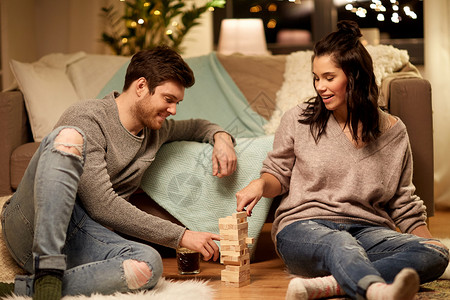 娱乐活动人们的快乐的夫妇家里玩积木游戏快乐的夫妇家里玩积木游戏图片