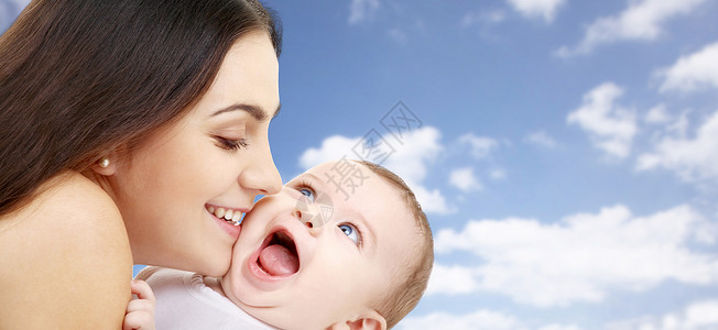 家庭母亲的快乐的微笑轻母亲与小婴儿天空背景妈妈带着孩子天空背景上图片
