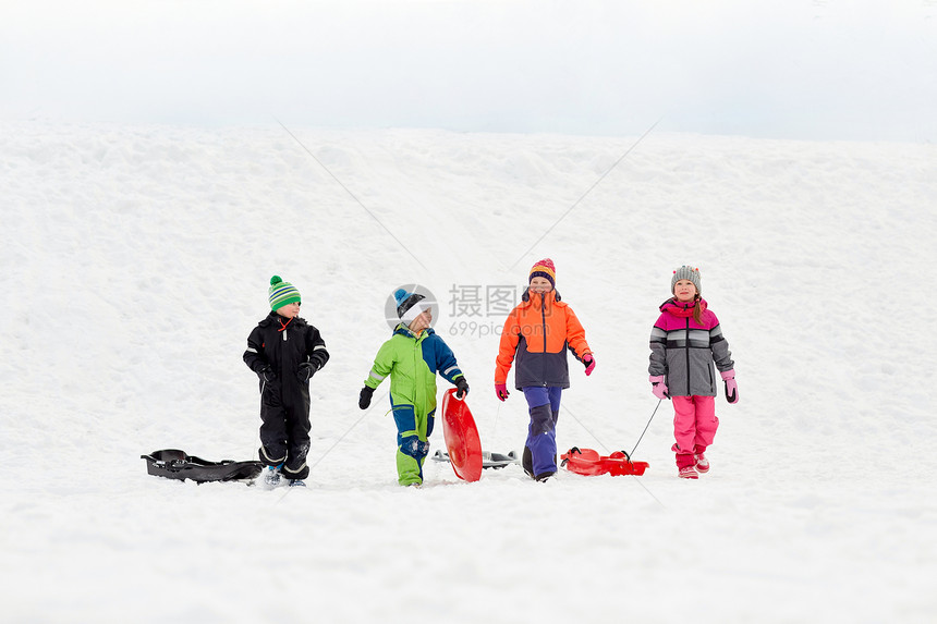 童,雪橇季节群快乐的孩子冬天户外玩雪橇快乐的小孩子冬天玩雪橇图片