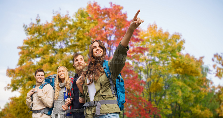 旅行,旅游,徒步旅行人的群微笑的朋友背包徒步旅行秋天的树木背景群带背包的朋友秋天徒步旅行图片