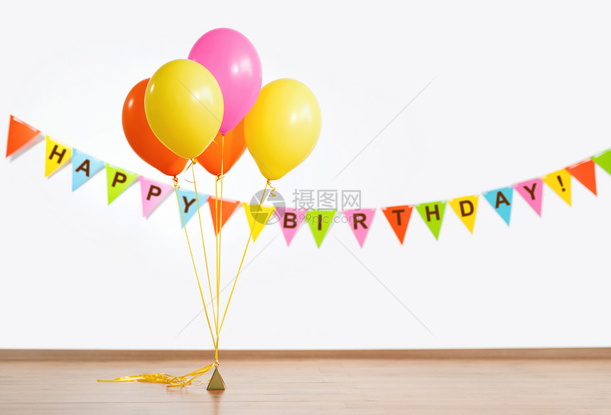 派装饰彩色气球花环与生日快乐文本白色墙壁背景五颜六色的气球花环图片