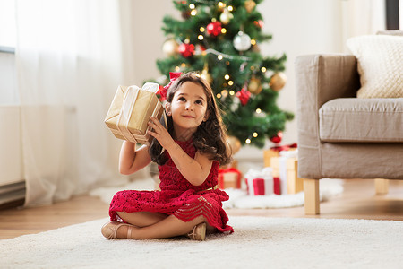 诞节,假期童的快乐的女孩家里礼品盒家里诞礼物的快乐女孩背景图片