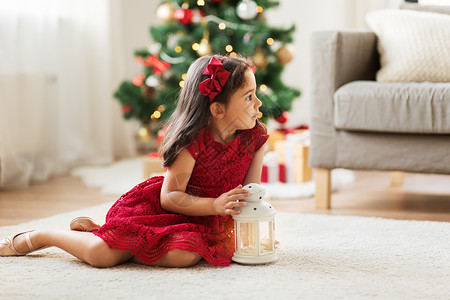 诞节,假期童的小女孩带灯笼家诞节家里灯笼的小女孩背景图片
