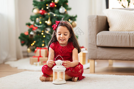 诞节,假期童的小女孩带灯笼家诞节家里灯笼的小女孩背景图片