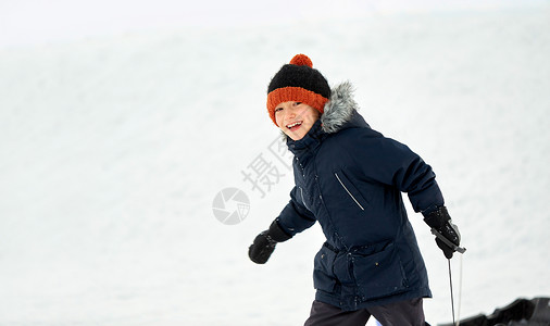 童,雪橇季节快乐的小男孩与雪橇冬天户外快乐的小男孩冬天的户外玩雪橇图片