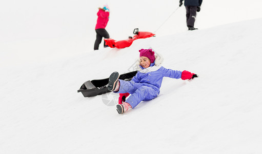 童,雪橇季节的群快乐的孩子冬天的雪山上玩雪橇冬天雪山上带雪橇的小孩子背景图片
