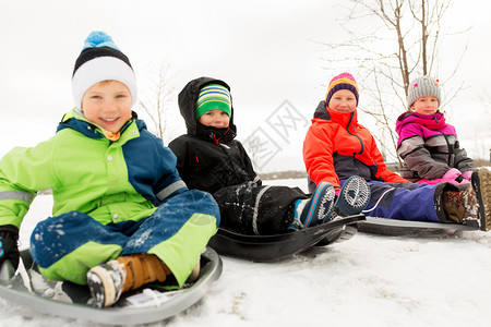 童,雪橇季节群快乐的孩子冬天滑雪橇快乐的小孩子冬天滑雪橇背景图片