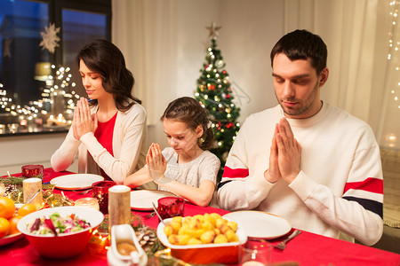 节日,家庭庆祝快乐的母亲,父亲小女儿家里吃诞晚餐饭前祈祷家人诞晚餐前祈祷图片