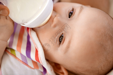 喂养人们的婴儿吸奶配方瓶子婴儿吸奶配方瓶子图片