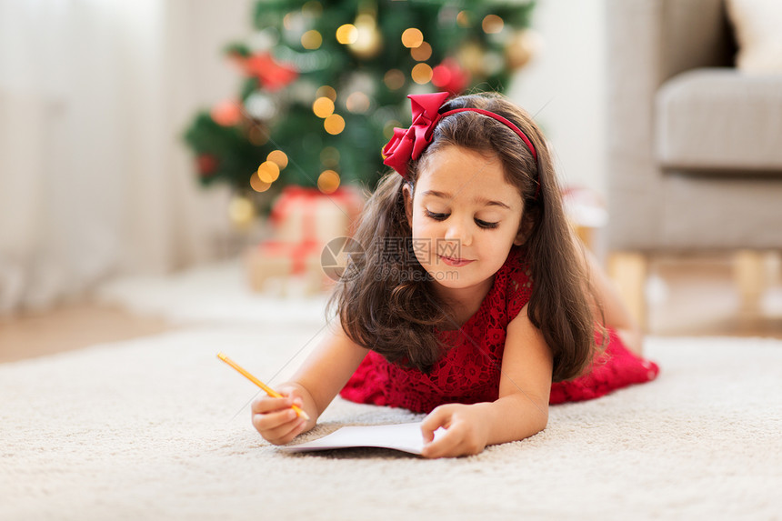 诞节,假期童的微笑的女孩写愿望清单信给诞老人家里小女孩家写诞愿望清单图片