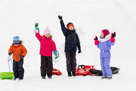童,雪橇季节的群快乐的孩子冬天挥舞着雪橇快乐的孩子冬天挥舞着雪橇图片