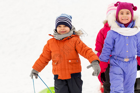 童,雪橇季节群快乐的孩子冬天带着雪橇快乐的小孩子冬天带着雪橇背景图片