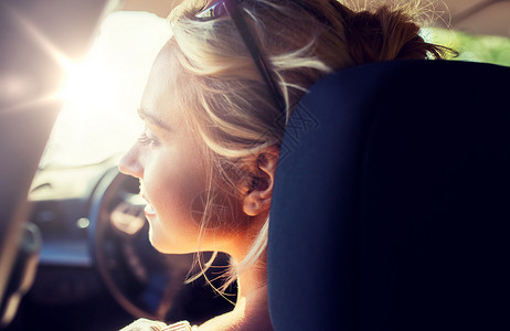 暑假,假期,旅行,公路旅行人们的快乐的少女轻的女人车里开车的快乐少女轻女子图片