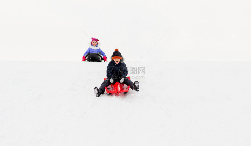 童,雪橇季节快乐的孩子们冬天乘雪橇滑下雪山快乐的孩子们冬天乘雪橇下山图片