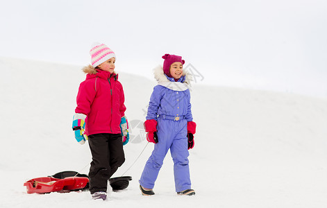 童,雪橇季节快乐的小女孩与雪橇行走冬天快乐的小女孩带着雪橇冬天散步背景图片