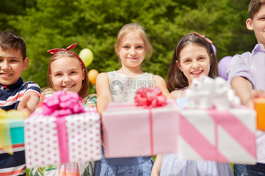 假期,童庆祝快乐的孩子生日聚会上夏季公园快乐的孩子夏天的生日聚会上带着礼物图片
