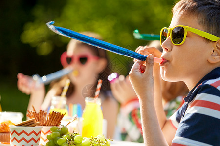 生日,童庆祝快乐的孩子角夏天玩得开心孩子们夏天生日时派喇叭图片