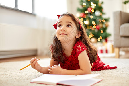 诞节,假期童的微笑的女孩愿望清单写信给诞老人家里小女孩家列诞愿望清单图片