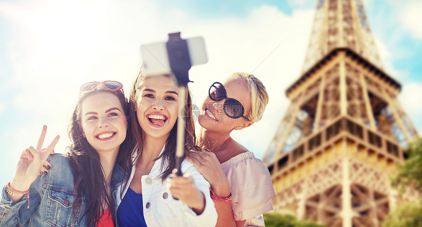 暑假,假期,旅行,技术人的群微笑的轻女巴黎背景的埃菲尔铁塔上用智能手机拍照群微笑的女人巴黎自拍图片
