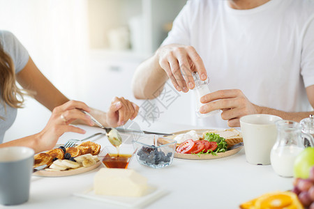 食物饮食亲密的夫妇家里吃早餐家里吃家里吃早餐图片