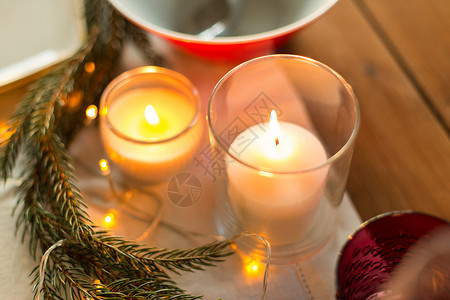 诞节,假日装饰燃烧蜡烛冷杉树枝桌子上供应节日晚餐家蜡烛诞桌上燃烧图片