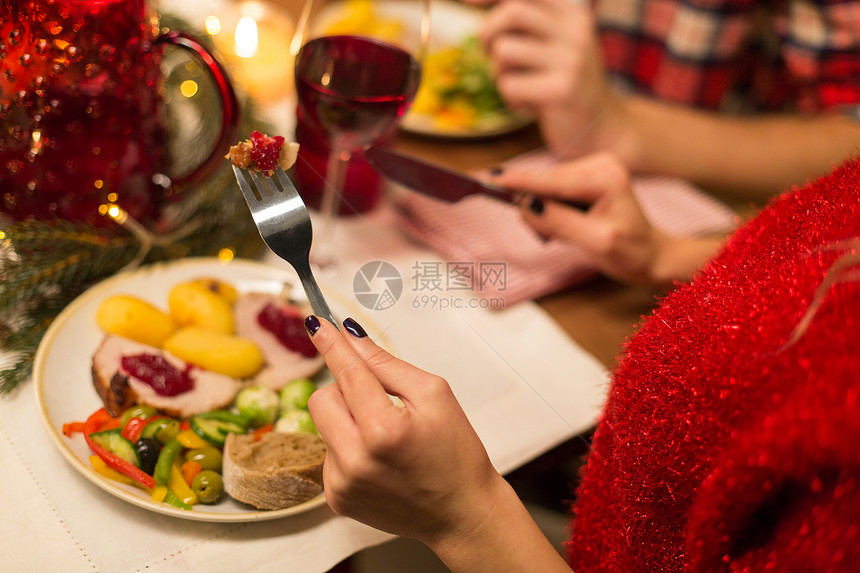 节日,食物庆祝妇女吃诞晚餐饮食亲密的女人吃诞晚餐图片