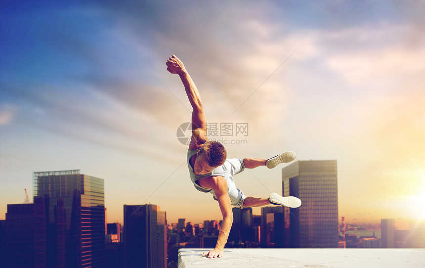 极限运动,跑酷人的轻人跳高东京城市背景男人东京城跳跑酷图片