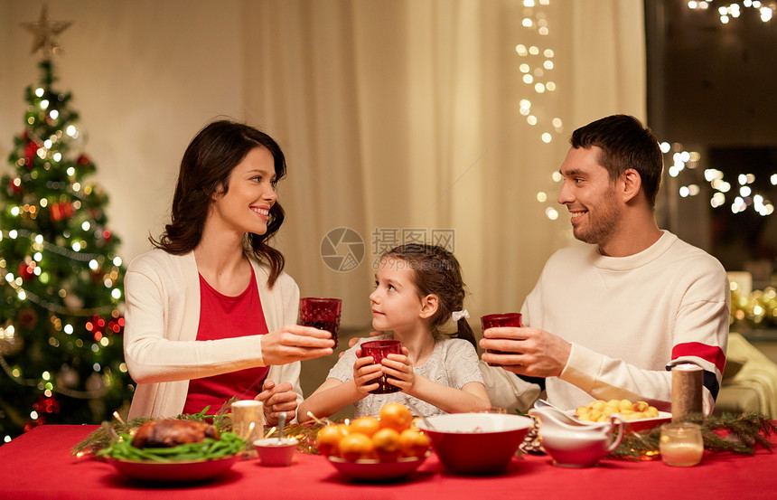 节日,家庭庆祝快乐的母亲,父亲小女儿家里吃诞晚餐幸福的家庭家里吃诞晚餐图片