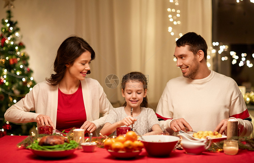 节日,家庭庆祝快乐的母亲,父亲小女儿家里吃诞晚餐幸福的家庭家里吃诞晚餐图片