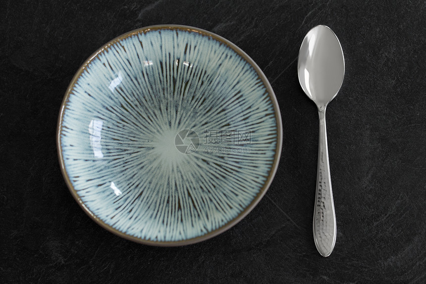 餐桌饮食陶瓷盘子勺子供应晚餐把陶瓷盘子勺子放桌子上图片
