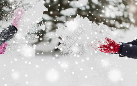 人们,季节,寒假诞节的快乐的朋友户外玩雪快乐的朋友冬天玩雪背景图片