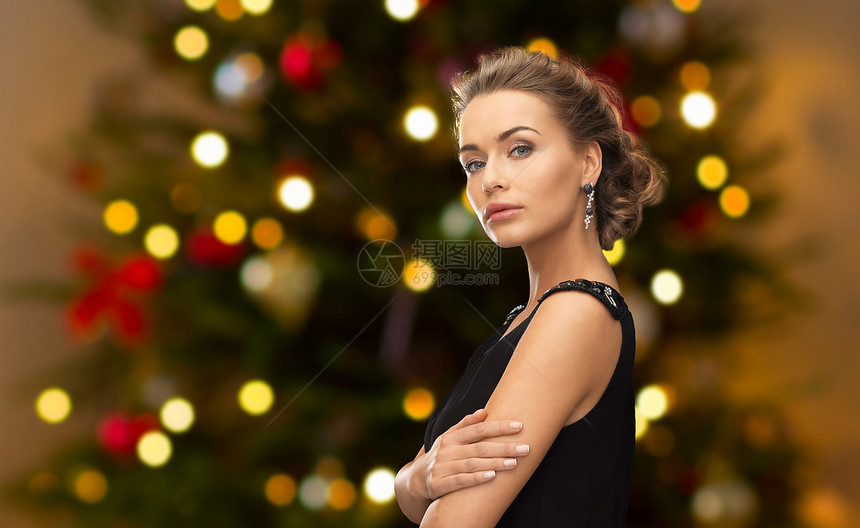 人,奢侈品,珠宝时尚美丽的女人穿着钻石耳环诞树灯光背景诞节戴钻石首饰的漂亮女人图片
