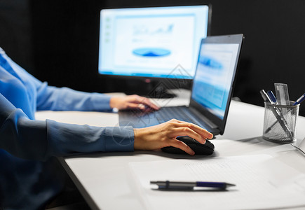 商业,教育,人技术女手与笔记本电脑电脑鼠标桌子上用电脑鼠标女手图片
