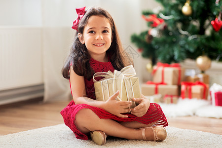诞节,假期童的快乐的女孩家里礼品盒家里诞礼物的快乐女孩背景图片