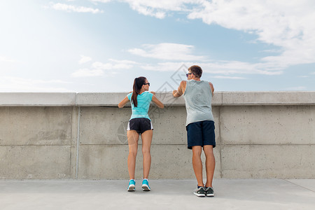 运动,健身生活方式的快乐的夫妇锻炼户外快乐的夫妇户外锻炼图片