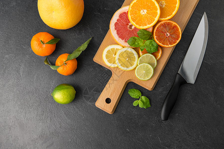 食物,健康饮食素食柑橘类水果,木制切割板菜刀石板桌石板桌上的水果刀子图片