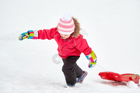 童,雪橇季节快乐的小女孩与雪橇攀登雪山冬天冬天带着雪橇爬雪山的女孩背景图片