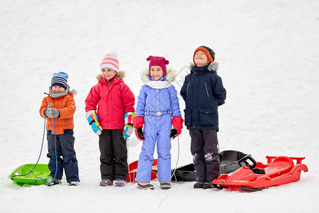 童,雪橇季节群快乐的孩子冬天带着雪橇快乐的小孩子冬天带着雪橇背景图片