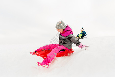 童,雪橇季节快乐的小女孩滑下雪橇户外冬天快乐的小女孩冬天乘雪橇滑下来图片