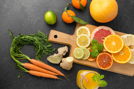 食物,健康饮食素食水果,蔬菜,木制切割板梅森罐与果汁石板桌水果,砧板果汁图片