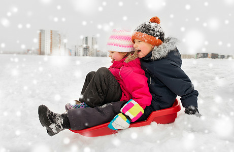 童,雪橇季节快乐的孩子冬天乘雪橇滑下雪山冬天,小孩子们乘雪橇下山背景图片