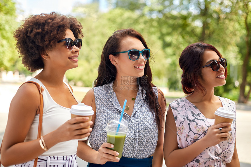休闲,人友谊的快乐的女人朋友与外卖饮料夏季公园快乐的女人朋友夏季公园喝酒图片