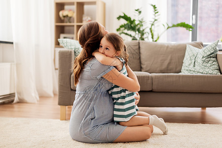 怀孕,人家庭观念快乐的怀孕母亲小女儿拥抱家里怀孕的母亲女儿家里拥抱图片