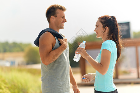 健身,运动生活方式的夫妇与瓶水交谈后,运动户外夫妇运动后喝了瓶水图片
