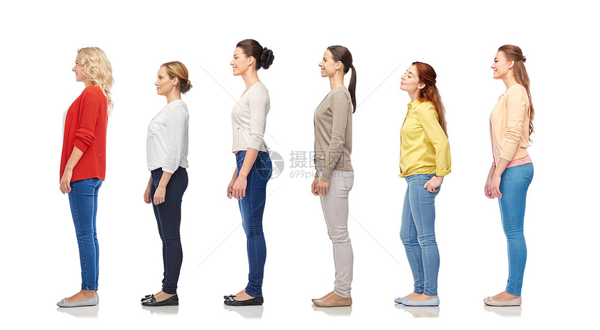 多样人的群快乐的女人站队列中,孤立白色上群快乐的女人排队图片
