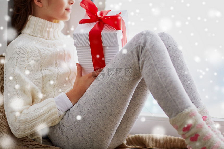 童,寒假人们的快乐的美丽女孩与诞礼物坐窗台家里的窗户上带着诞礼物的女孩坐家里的窗台上图片