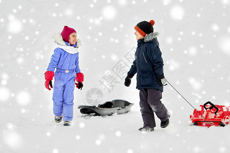 童款手推车童,雪橇季节的快乐的孩子与雪橇冬天快乐的小孩子冬天带着雪橇背景